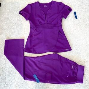 Keyhole sleeve Tulip top & 4-pocket Essential relaxed scrub set, XS